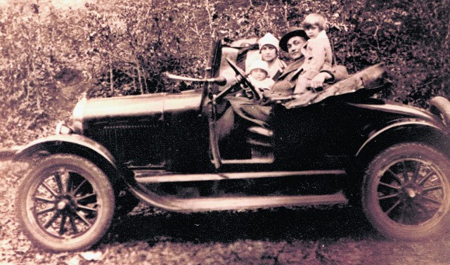 Bolesław Filiński w swoim Fordzie T Roadster. Obok niego siostra Maria z córeczką. Na ramieniu ojca siedzi Zbyszek. Zdjęcie z 1929 roku Fot: Archiwum rodzinne