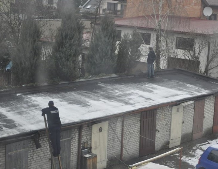 Mężczyzna z nożem na dachu w centrum miasta [zdjęcia] 