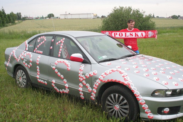 Sławomir Czarnecki i jego samochód.