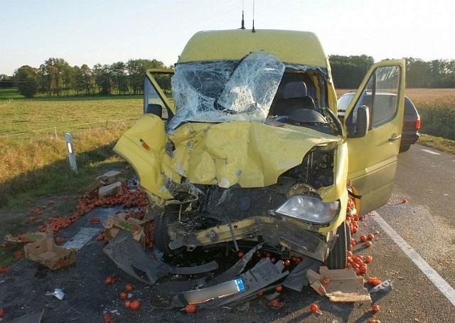 Łotysz mercedesem wjechał w beczkowóz