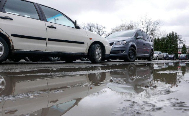 - Zobaczcie, jak wygląda parking przy III LO na ul. Szopena. Brud, olbrzymie kałuże, brak czytelnych linii wyznaczających miejsca na samochody - pisze nasz Czytelnik.