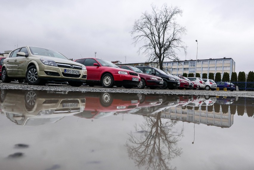 - Zobaczcie, jak wygląda parking przy III LO na ul. Szopena....