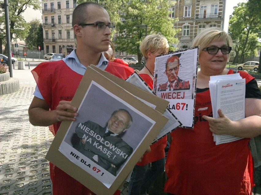 Protestujący związkowcy "Sierpnia '90" przed Galerią Łódzką,...