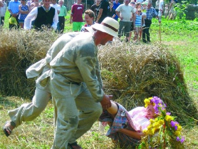 Pokaz "oborania przepiórki&#8221; to niezwykle widowiskowa część ciechanowieckiego Święta Chleba. Zgodnie z tradycją oboranie miało wyjałowić ziemię, aby za rok wydała obfite plony.