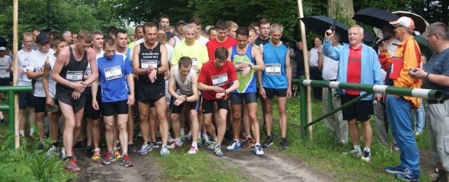 W pierwszym biegu z cyklu Grand Prix Pionek wystartowało 123 zawodników. Najlepszy był Paweł Petkow z UKS Orlik Pionki (czerwona koszulka z numerem 83). Drugie miejsce zajął Mariusz Weronowicz z UKS Olimp Kozienice (z lewej, numer 88).