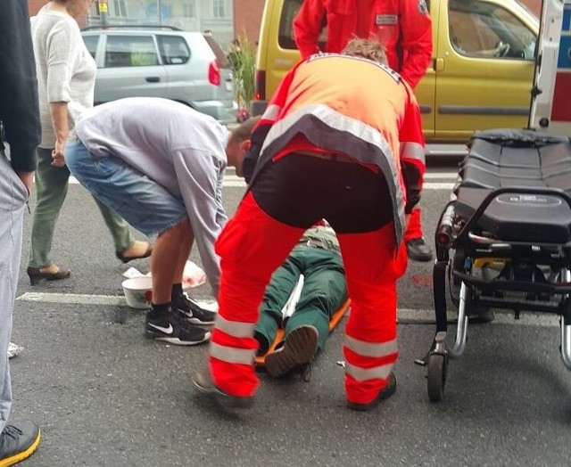 Sierpień 2016, wypadek ul. Żeromskiego w Opolu. Mężczyzna - który przechodził poza przejściem dla pieszych - wtargnął nagle na jezdnię. Potrącił go osobowy mercedes.