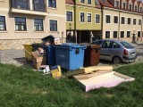 Śmieci nie będą już witać turystów na ulicy Żydowskiej w Sandomierzu. Miasto przestawi kontenery i zasłoni je pergolą