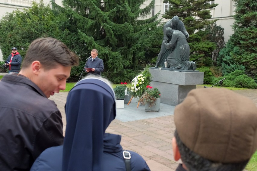 Studenci KUL złożyli kwiaty pod pomnikiem Jana Pawła II w 45 rocznicę wyboru kard. Wojtyły na papieża