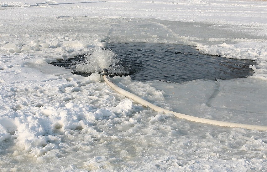 Ratowanie skutego lodem jeziora Łasin Duże - odśnieżanie i dotlenianie
