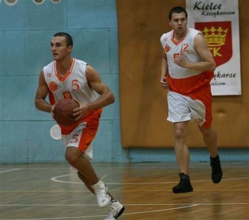 Koszykarze UMKS Kielce wygrali w Niepołomicach ze Staco. Hubert Makuch (z lewej) zdobył 17 punktów, a Wojciech Miernik 19.