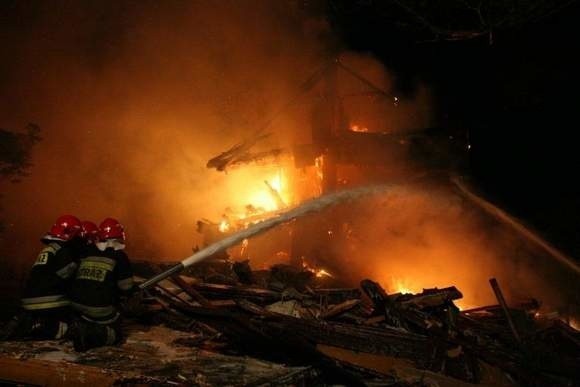 37 strażaków walczyło z pożarem w miejscowości Słucz przez całą noc