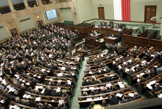 Warszawa 10-11-2005. zaprzysiʯenie rz�du premiera kazimierza marcinkiewicza. na zdj. sala posiedze� sejmu fot. janusz w�jtowicz