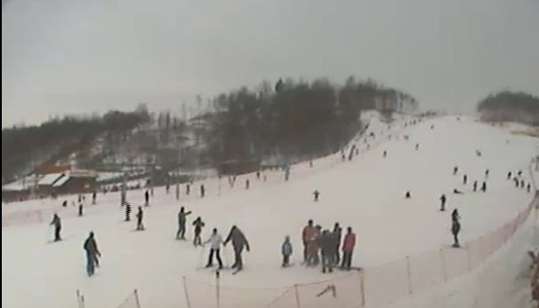 W Bałtowie w niedzielne popołudnie stok jest oblegany przez narciarzy.