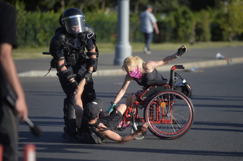 Antyrządowe protesty w Rumunii [ZDJĘCIA] Manifestacja i zamieszki w Bukareszcie. Doszło do starcia z policją, wiele osób rannych [WIDEO]