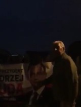 Awantura przed klasztorem w Wąchocku. Zakonnik pilnujący plakatu prezydenta Dudy rzucił się z pięściami na dwie kobiety [WIDEO]