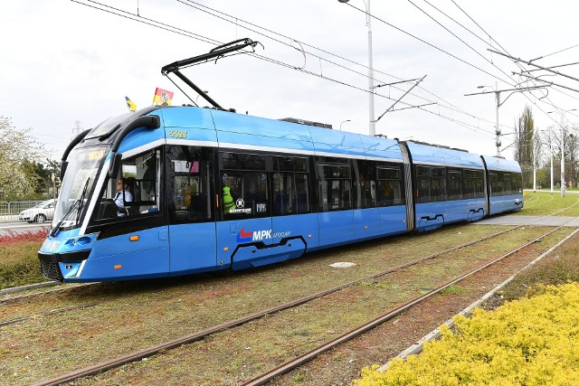 Pasażerowie tramwajem przez Popowice po raz pierwszy pojadą 15 maja (poniedziałek). Od poniedziałku nowe linie tramwajowe 18 i 19 będą regularnie obsługiwać trasę. Zmian doczekały się także linie autobusowe.