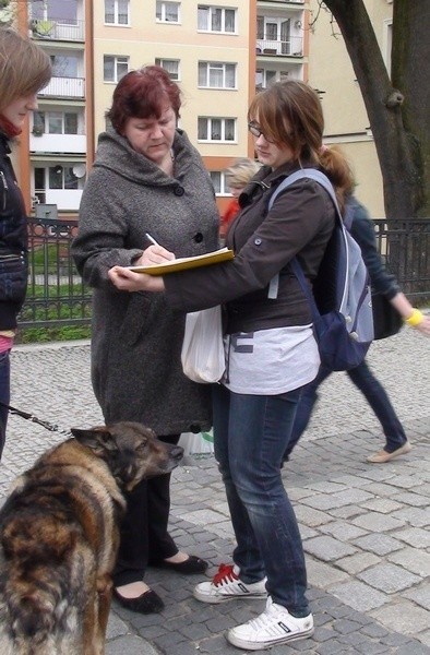 Sara z koleżanką zdobyły ponad tysiąc podpisów lęborczan pod petycją w sprawie remontu dworca.