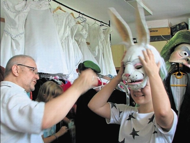 Młodzież uczy się przez zabawę przymierzając maski i kostiumy.