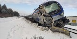 Koszarówka. Wypadek na przejeździe kolejowym. Pociąg osobowy relacji Gdynia - Białystok zderzył się z ciężarówką [ZDJĘCIA]