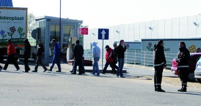 Pracownicy podzambrowskiej fabryki na wieść o planowanej obniżce płac woleli rozpocząć protest, niż stawić się na halach produkcyjnych. Zarząd firmy odmówił nam jakichkolwiek informacji.