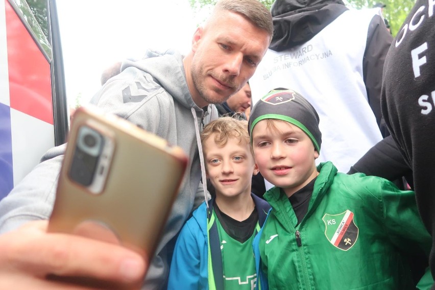 Lukas Podolski ma świetny kontakt z kibicami Górnika....
