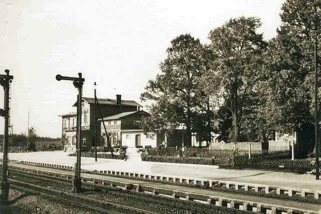 Stacja kolejowa w Budachowie. Zdjęcie wykonane zostało w 1935 roku. Takich dworców przy wioskach jest coraz mniej.