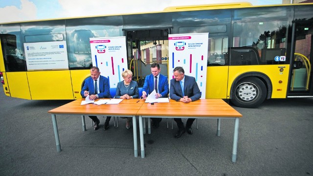 Umowę na dofinansowanie zakupu autobusów z funduszy unijnych podpisał wczoraj prezes MZK Andrzej Bacławski (pierwszy od lewej) i wicemarszałek województwa Tomasz Sobieraj (trzeci)