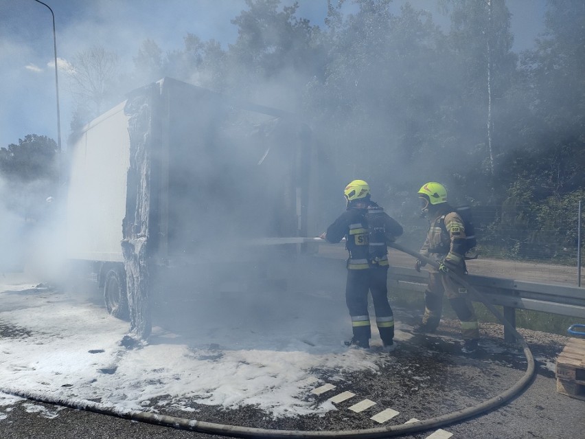 Pożar busa z kontenerem na krajowej drodze S7 w powiecie radomskim. Były utrudnienia 