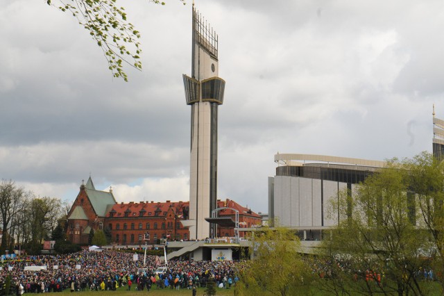 Święto Miłosierdzia Bożego w Krakowie. Inspiracją dla ustanowienia tego święta było pragnienie Jezusa, które przekazała Siostra Faustyna. Pan Jezus powiedział do niej: Pragnę, ażeby pierwsza niedziela po Wielkanocy była świętem Miłosierdzia.