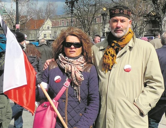 Violetta i Piotr Czaudernowie w Warszawie, w pierwszą rocznicę katastrofy smoleńskiej,  10 kwietnia 2011 roku