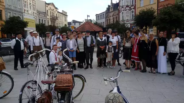 Rowerzyści chętnie pozowali do zdjęć w przygotowanych starannie, czasem nawet od kilku tygodni, strojach retro