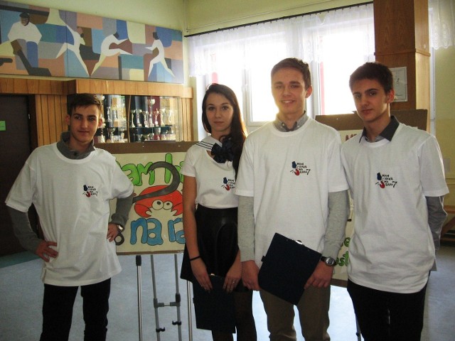 Grupa inicjatywna projektu "Mam haka na Raka&#8221; : od prawej: Michał Zaręba, Maciej Wolszczak, Joanna Kowalczyk, Aleksander Kazimierczak  