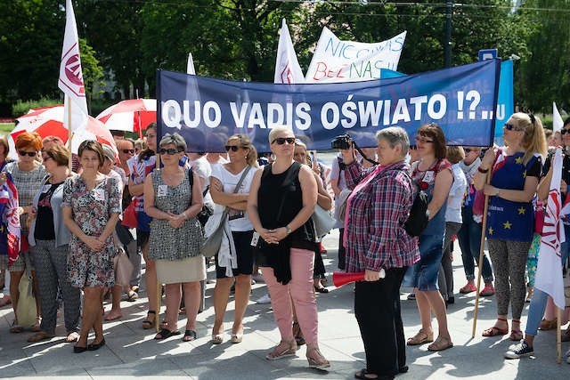 Wielu nauczycieli niepokoją zmiany zapowiadane w systemie oświaty. Dali temu wyraz podczas pikiety w Toruniu.