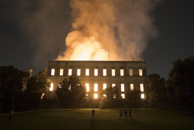 Pożar w Brazylii. Spłonęło Narodowe Muzeum w Rio de Janeiro. "Straciliśmy 200 lat pracy" [ZDJĘCIA]