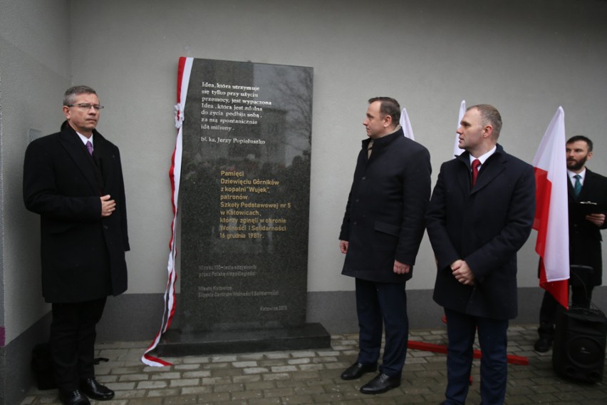 Obchody 37. rocznicy strajku i pacyfikacji kopalni „Wujek". Odsłonięto pamiątkową tablicę Dziewięciu Górników w SP nr 5 w Katowicach WIDEO 