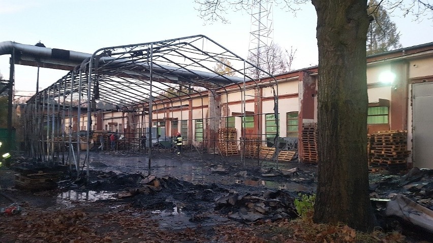 Pożar hali w Pionkach przy ulicy Zakładowej.