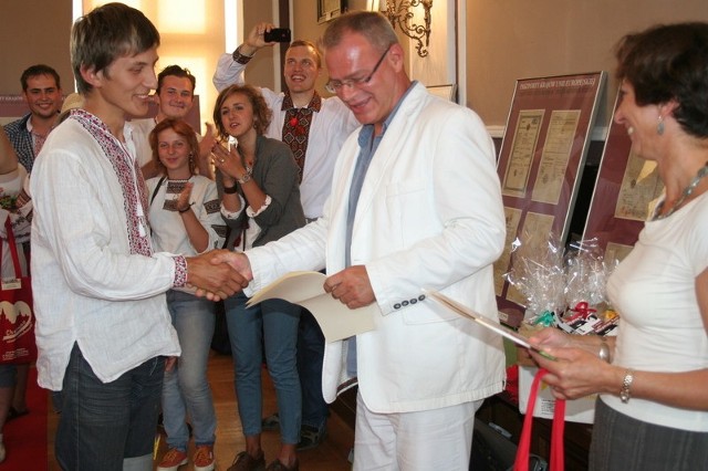 Volodymyr Tsapuk, którego praca spodobała się jury najbardziej, przyjął gratulacje i nagrodę od burmistrza Mariusza Kędzierskiego
