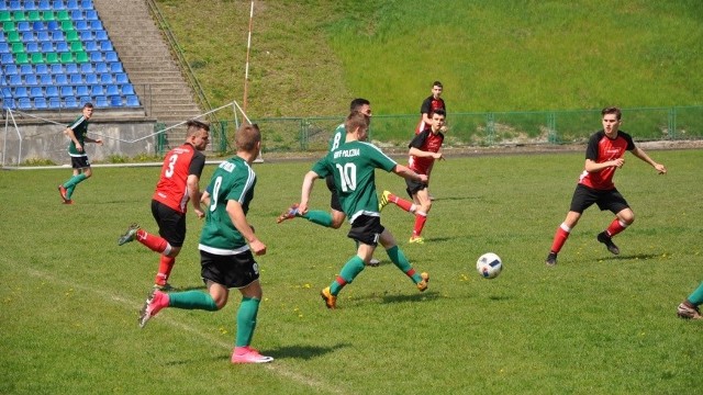 Piłkarze Gryfa Policzna (w zielonych strojach) przegrali z Polonią w Iłży.