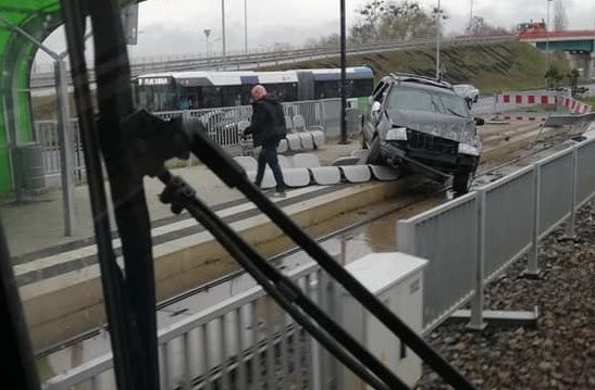 Na ul. Hangarowej w Szczecinie samochód wjechał w przystanek. Do zdarzenia doszło około godziny 10.