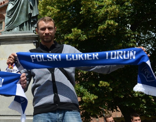 Łukasz Wiśniewski już z szalikiem swojego nowego klubu.