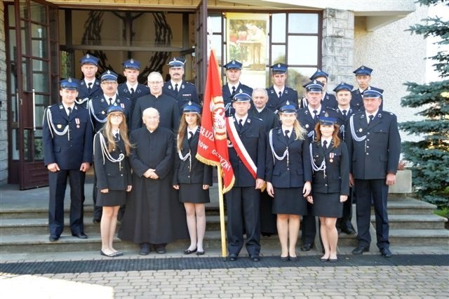 Pamiątkowe zdjęcie strażaków z Kałkowa i ich rodzin, z...