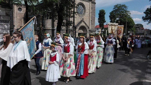 W czwartek 15 czerwca  obchodzimy uroczystość Najświętszego Ciała i Krwi Chrystusa –Boże Ciało. O godzinie 9 w parafii św. Jacka odbyła się suma, po której wyruszyła procesja eucharystyczna do czterech ołtarzy. Procesja przeszła przez dzielnicę Rozbark ulicami  Witczaka,  Musialika i  Alojzjanów.  Udział w niej wzięła m.in.  Gromada Rozbarska w tradycyjnych strojach.