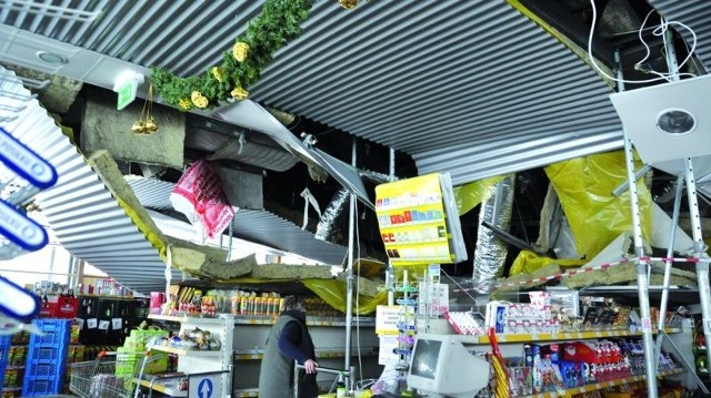 Dach supermarketu &#8222;Bojary&#8221; oparł się na stojących w środku półkach. Wczoraj pracownicy PSS &#8222;Społem&#8221; wynosili towary z zabezpieczonej części sklepu.