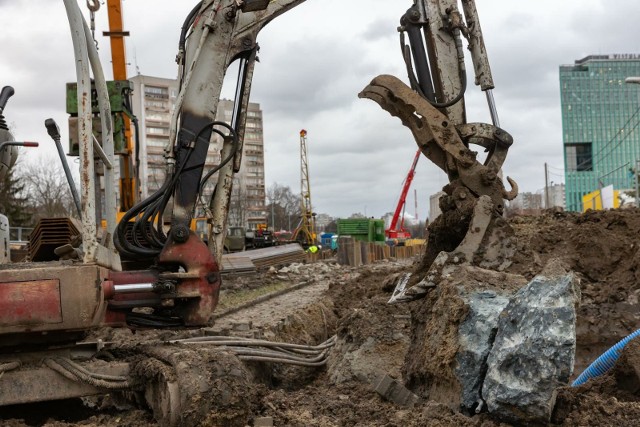 Jedną z dużych inwestycji w Krakowie jest budowa trasy tramwajowej do Mistrzejowic. Utrudnia ona ruch w rejonie ronda Polsadu, Młyńskiej. Budowa tunelu tramwajowego wiąże się z koniecznością dostosowania terenu do nowych potrzeb transportowych. W przypadku tramwaju do Mistrzejowic jednym z większych wyzwań jest przebudowa Sudołu Dominikańskiego. Obejmuje ona modyfikację kształtu i biegu rzeki, a także dostosowanie jej do nowego zagospodarowania.