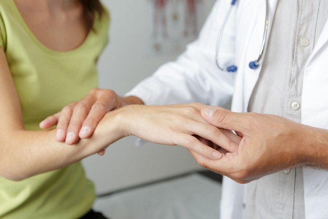 Drętwienie rąk w obszarze palców i nadgarstka jest częstym objawem schorzenia nazywanego zespołem cieśni kanału nadgarstka