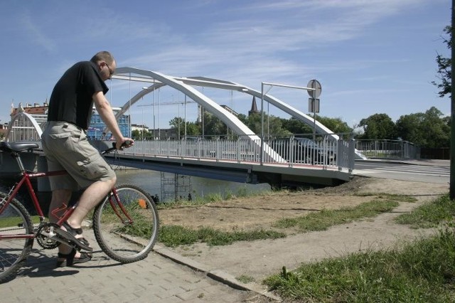 Adam Sudoł z Opola kilka razy w tygodniu przejeżdża przez ten fragment wałów. - Ja sobie jakoś radzę, ale dziecko rzeczywiście mogłoby mieć problem - mówi rowerzysta.