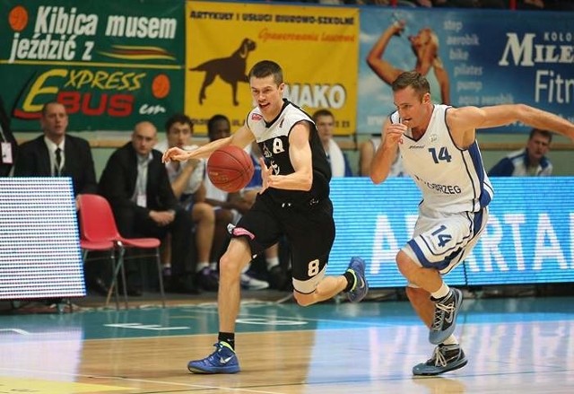 W pierwszym meczu Tauron Basket Ligi w  Kotwica Kołobrzeg przegrała z Energą Czarnymi Słupsk 59:70.