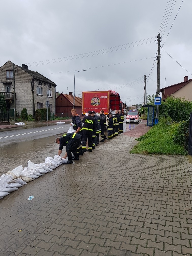 Strażacy zabezpieczają przed wodą ulicę Głowackiego w...