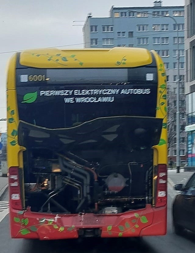 Kosztowny "mezalians" w MPK. Tramwaj wjechał w tył autobusu na ul. Kołłątaja