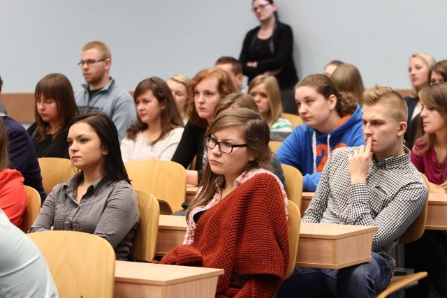 Osoby studiujące mają prawo do bezpłatnego leczeni w ramach Narodowego Funduszu Zdrowia pod warunkiem, że są zgłoszeni do ubezpieczenia